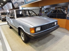 Hyundai Pony II, nyní pětidveřový hatchback s výklopnou stěnou a motorem Saturn (Mitsubishi) 1439 cm3 o výkonu 67 kW (92 k)/6300 min‑1 z let 1982 – 1987