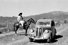 Argentinský caballero a česká Škoda Popular 1100 (1938)