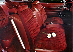 Interiér Regal/Century Custom, již s tříbodovými bezpečnostními pásy (1976)