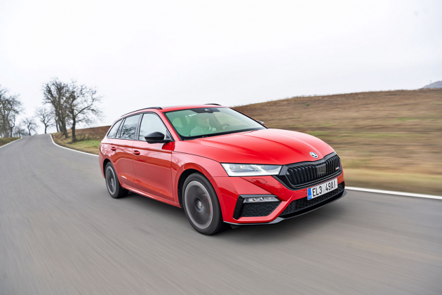 Plug-in hybridní verze modelu Octavia RS na rozdíl od verzí TSI a TDI nemá snížený podvozek, disponuje však vlastním naladěním, doporučeníhodné aktivní tlumiče jsou příplatkovou výbavou