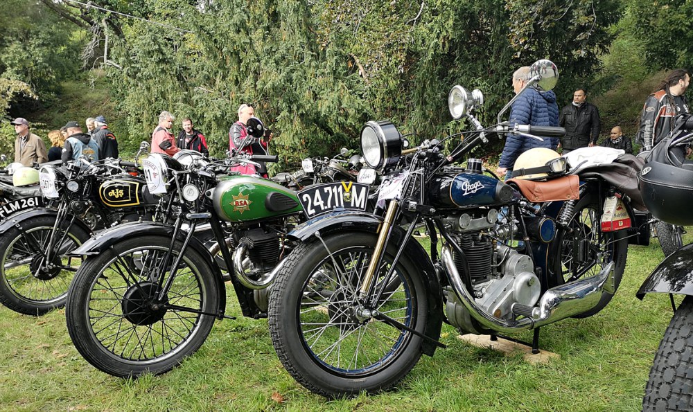 Nedílnou součástí tohoto podniku bývají motocykly. V popředí Praga 500 BD (1929), za ní jiná pětistovka, BSA 500 OHV ­Empire Star (1937)
