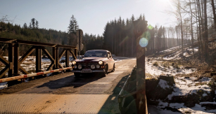 Mostek klenoucí se nad potokem Juhyně je častým účastníkem Barum Czech Rally Zlín. Volvo 122S možná nevypadá jako ideální závodní náčiní, při podobných závodech je však oblíbené