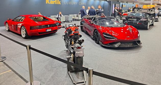 Staré a nové, ovšem exkluzivní. Pohled na stánek firmy Karlik Luxury Cars. Vlevo Ferrari 512 TR, vpravo McLaren 750 S Spider a za ním v pozadí Mercedes-Benz SLR McLaren