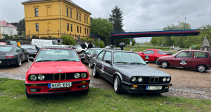 Naše posádka jela s šedým BMW 320i