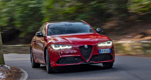 Ve všech třech modelech znamená Tributo Italiano vrcholnou výbavu. Na snímku sedan Alfa Romeo Giulia