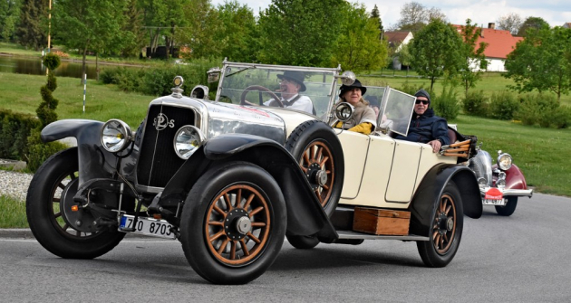 Pětimístný Panhard et Levassor Phaeton X36 z roku 1923 pohání řadový čtyřválec se šoupátkovým rozvodem systému Knight o objemu 3176 cm³. Čtyřstupňová převodovka, brzdy na všech kolech, hmotnost 900 kg. Za volantem Pavel Beran