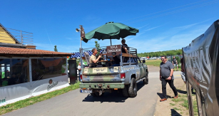 Toto je Lucky Cruisers Weekend, svoboda! Kdykoli se smíte projíždět vytyčenou trasou v areálu. Na svůj pick-up přitom můžete uložit nejen pojízdnou prodejnu horké čokolády, ale také třeba gauč a pípu a s přáteli jen tak pojíždět cestičkami…