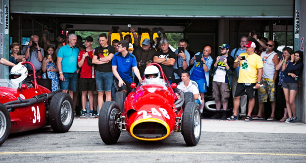 Sir Stirling Moss o něm řekl: „Maserati 250 F byl bezpochyby nejlepší vůz formule 1 s motorem vpředu, jaký kdo postavil. Mým nejlepším závodem bylo vítězství v Monaku 1956, a to protože ten vůz se tak dobře řídil. Nebylo to tak rychlé jako Ferrari, ale vyvážení stroje bylo velmi důležité a jim se to podařilo naprosto správně.“