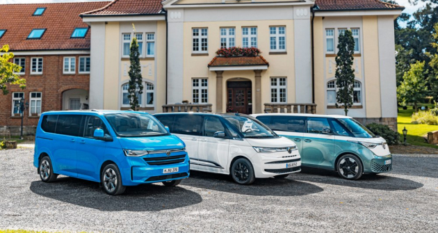 Dosud prodávaná šestá generace Volkswagenu Transporter se po kompletní generační obměně ­rozrostla v generaci sedmé na tři samostatné typy na zcela odlišných mechanických základech. V popředí Transporter/Cara­velle (Ford Pro), následuje Multivan (MQB) a ID. Buzz (MEB). Na první pohled je však u každého jasné, že jde o Volkswagen