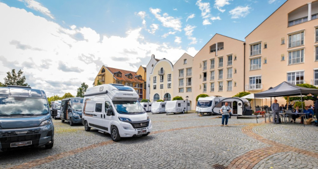 Vstup na náměstí za hotelem Maximilian v bavorském ­lázeňském městečku Bad Griesbach je pouze upoutávkou na velké divadlo, které čeká jen o několik kroků dál