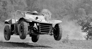 Václav Král a MTX Škoda Buggy při skoku v létě 1970 v Tichém údolí u Roztok