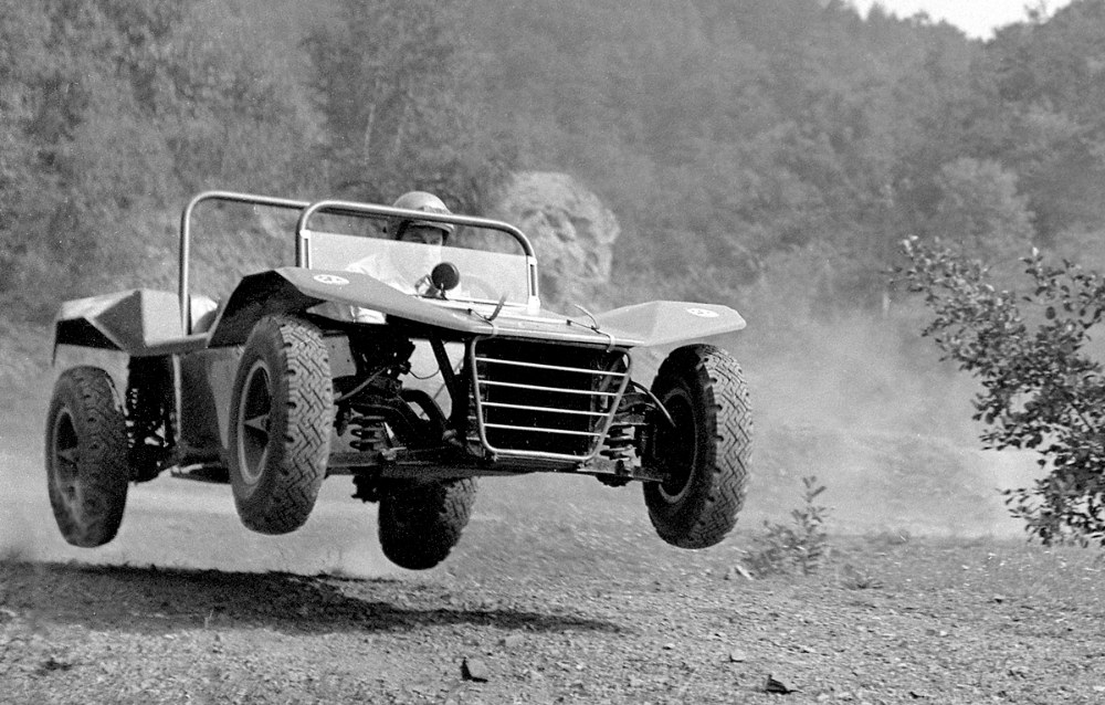 Václav Král a MTX Škoda Buggy při skoku v létě 1970 v Tichém údolí u Roztok