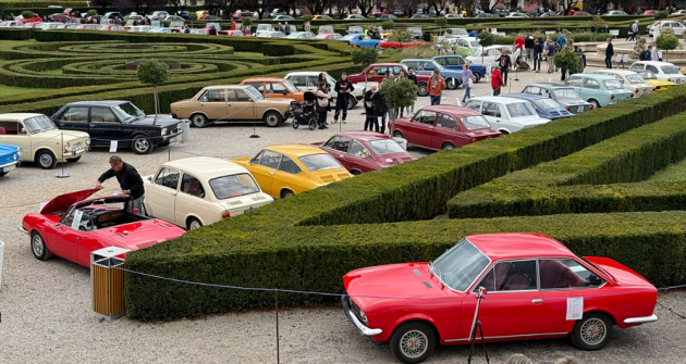 Na setkání Fiatů při příležitosti 125 od založení této  automobilky do pražské Troji přijelo několik stovek vozů